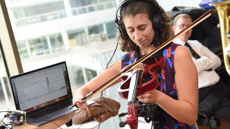 Valerie Thomforde plays violin